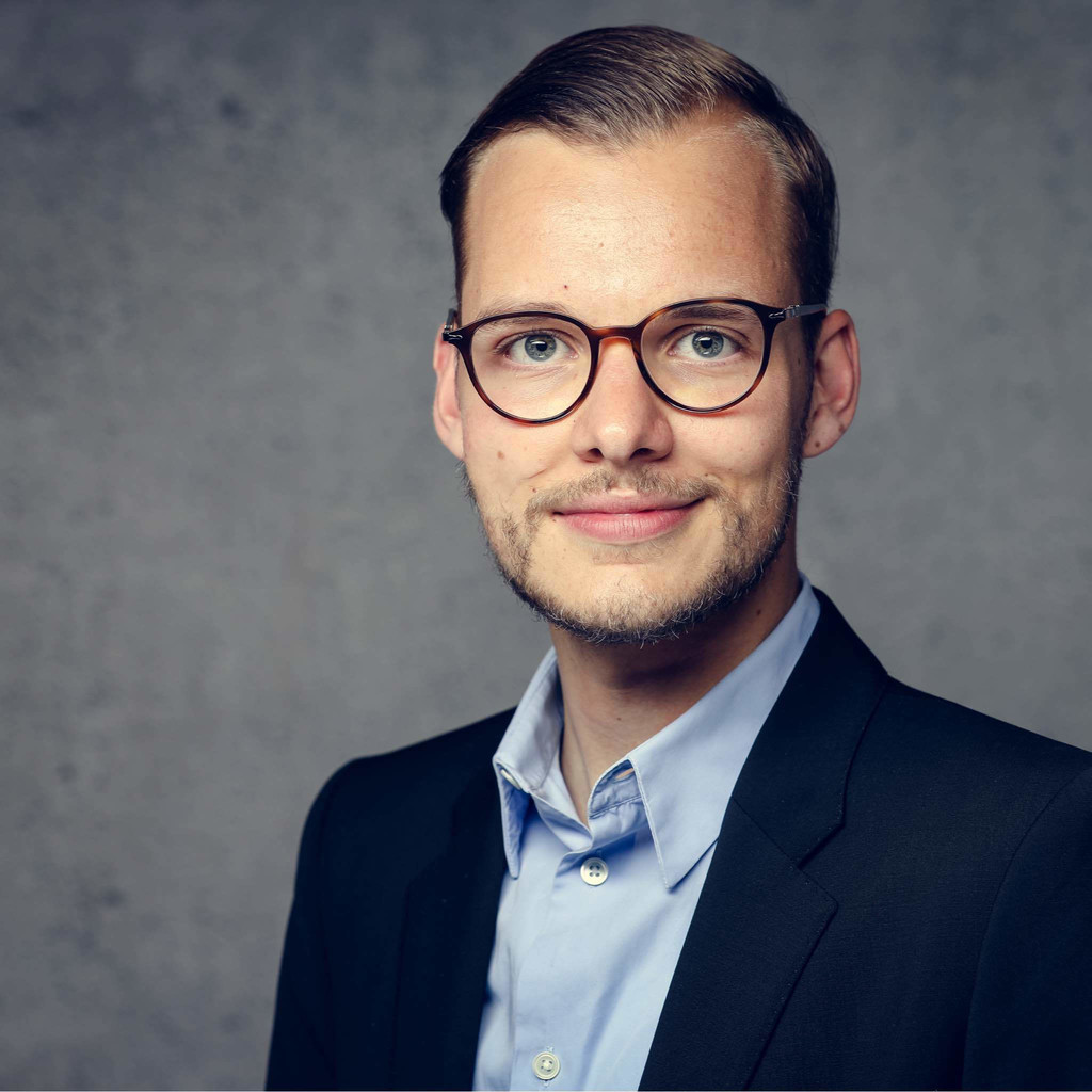 Dr. Dustin Bauer